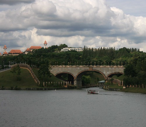 The Istana,the bridge and the lake..