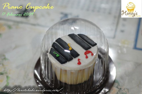 piano cupcake