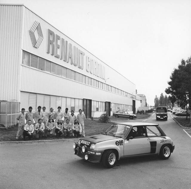 Photo de groupe devant l'usine Renault Gordini ViryCh tillon