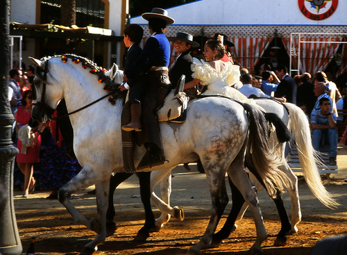 Aparecen niños montando a caballo en la Feria del Caballo de Jerez de la Frontera.