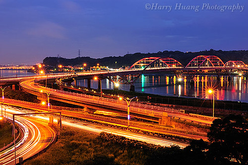 3_D308389-Rush Hour in Taipei City, Guandu Bridge, Tamsui River, Taipei, Taiwan 關渡大橋-淡水河-河流-橋樑-黃昏-夜景-車軌-八里-北投-台北縣-台北市 - 無料写真検索fotoq