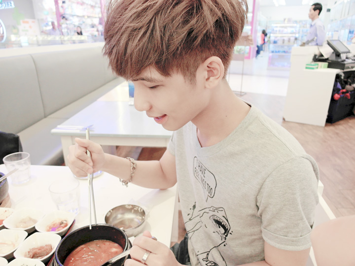 typicalben eating korean food
