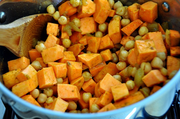 [Recipe] Sweet Potato & Chickpea Soup, Vegan Friendly & Dairy Free | www.fussfrecooking.com