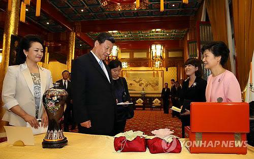 正在对中国进行国事访问的朴槿惠总统28日与中国国家主席习近平在北京钓鱼台国宾馆共进午餐，并相赠了礼物。