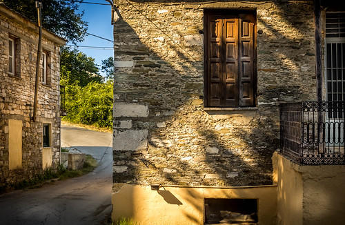 Σπίτια απο πέτρα στην Τσαγκαράδα. by Dimitris Amountzas
