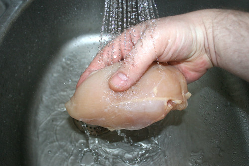 26 - Hähnchenbrust waschen / Wash chicken breast