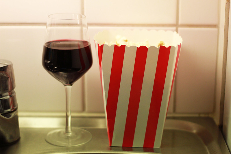 popcorn och rödvin.
