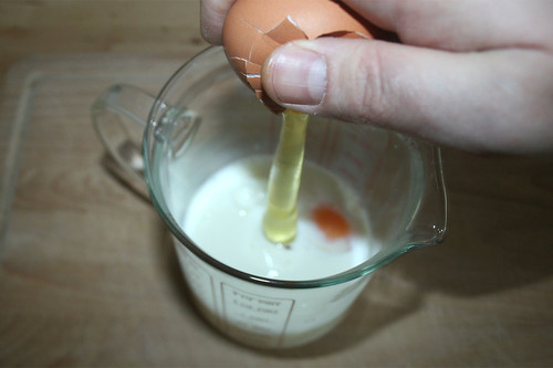 33 - Eier zur Milch geben / Add eggs to milk