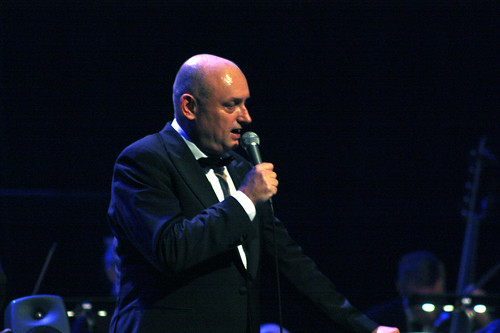 Dirigenten Hans Ek leder publiken genom programmet.