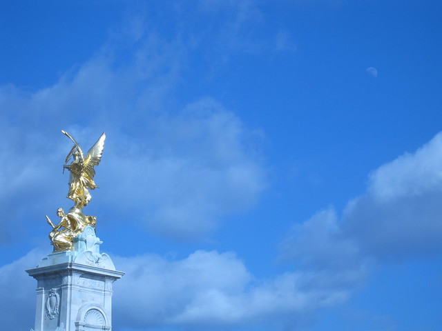 London statue & sky