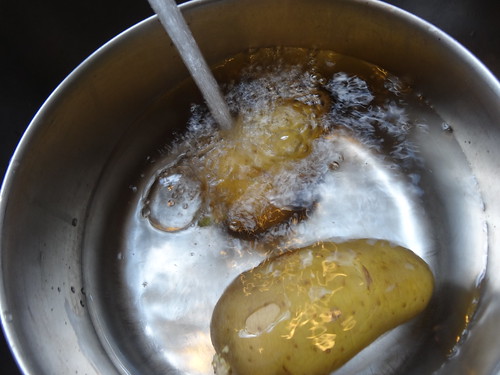 Adding water to potatoes
