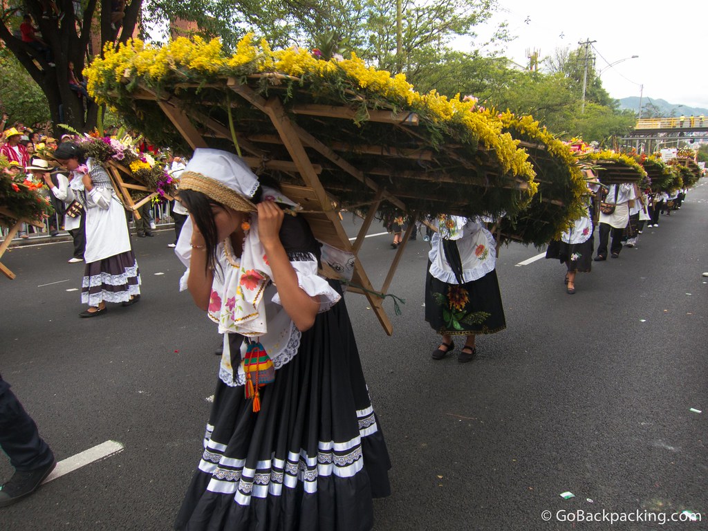 The procession of Junior silleteros