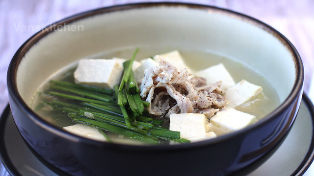 Silken Tofu and garlic chives soup (Canh đậu hủ hẹ)