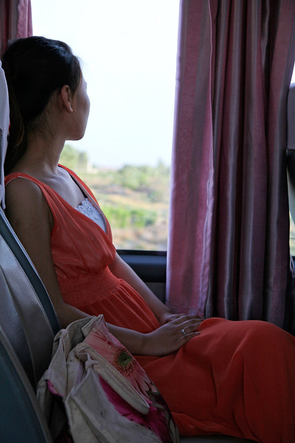A woman in a musing mood, Shanshan (Piqan) County　ピチャン、バスの中で物思いにふける女性