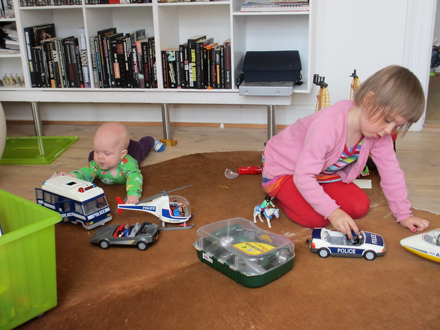 Barnen leker med Playmobil