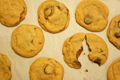 nutella stuffed chocolate chip cookies - thump print method