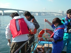 高田教授與其學生進行採樣，圖片由高田秀重提供。