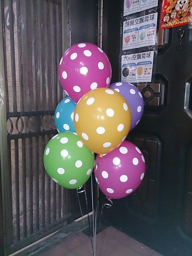 12吋圖案空飄氣球-圓點點；彩色氣球，白色圓點點花紋；桃紅、檸檬綠、木瓜黃、淺藍、淺紫色氣球DSC_0024 by 豆豆氣球材料屋 http://www.dod.com.tw