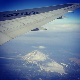自羽田起飛後不久，飛機的腋下出現富士山 XD 所以座位要劃在右邊。
