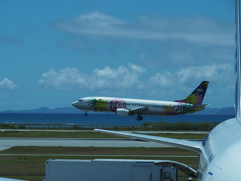 Naha AP. 那覇空港, Landing Solaseed Air B737 Wearing Skynet Asia Airways Color Scheme