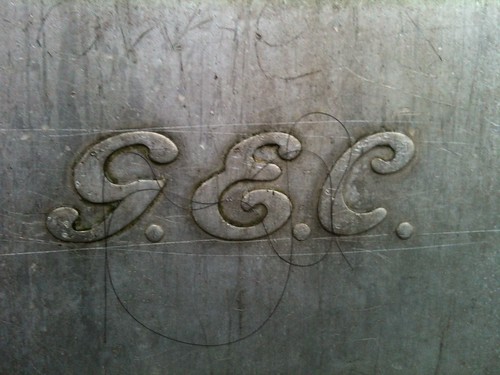 GEC logo on the lamp post by the bus stop