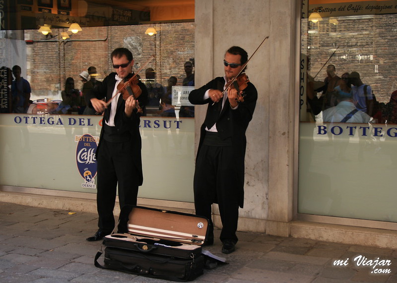 Violinistas en Venecia Italia