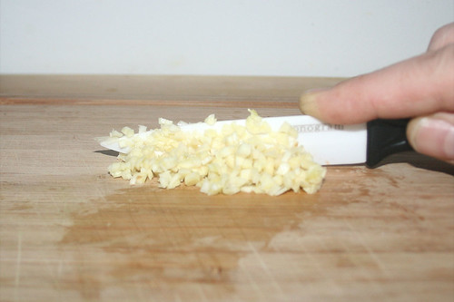 24 - Knoblauch zerkleinern / Mince garlic