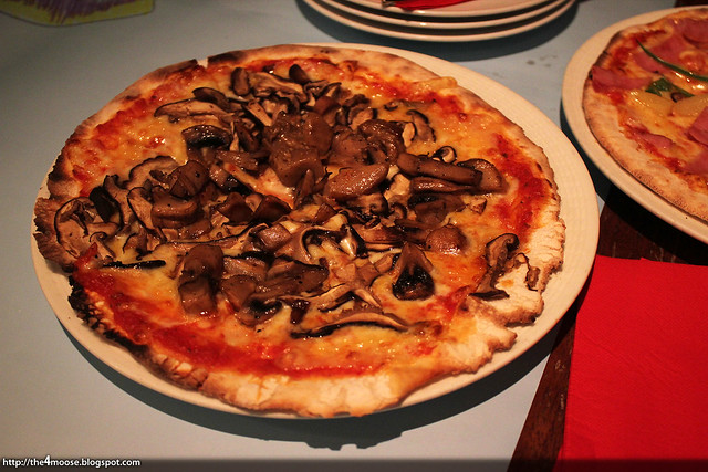 Peperoni Pizzeria - Funghi Pizza