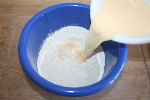24 - Eier-Milch zum Mehl geben / Add egg-milk-mix to flour