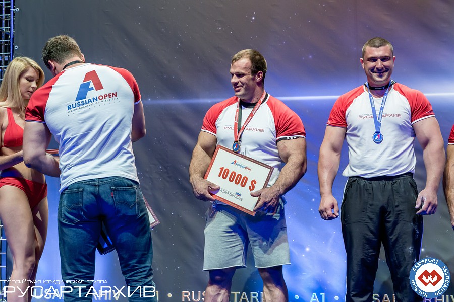 Nicholas Mishta giving the prizes to the Absolute Class winners │ A1 RUSSIAN OPEN 2013, Photo Source: armsport-rus.ru