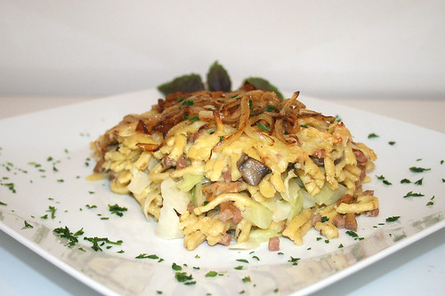 47 - Käsespätzle mit Spitzkohl & Pilzen - Seitenansicht / Cheese spaetzle with pointed cabbage & mushrooms - Side view