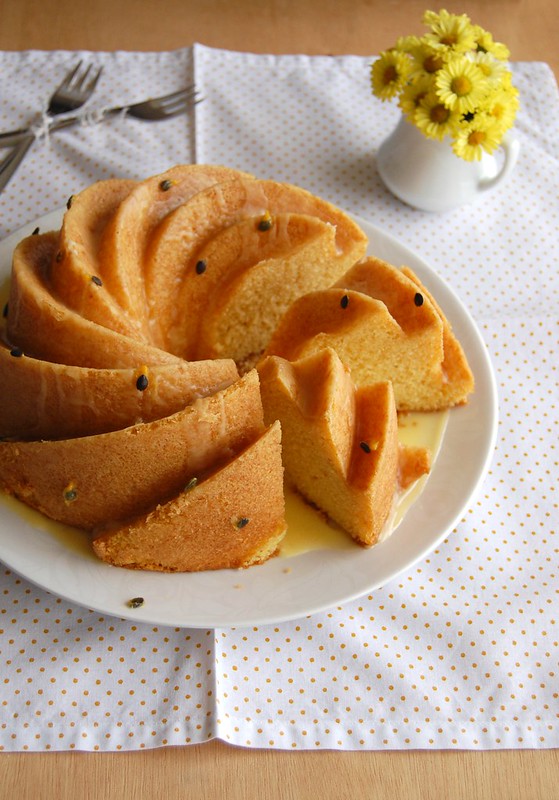 Cornmeal cake with passion fruit glaze / Bolo de fubá com calda de maracujá