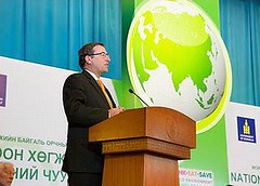 2013年6月4日，聯合國環境規劃署署長Achim Steiner於蒙古烏蘭巴托綠色發展會議發表談話（照片由聯合國環境規劃署提供）。