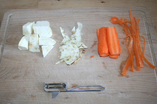 17 - Gemüse schälen & grob zerkleinern / Peel & chop vegetables
