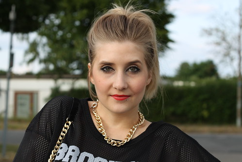  mädchen frau fashionblogger portrait face lippenstift goldene kette