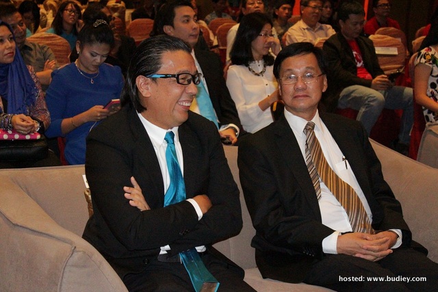 From left Dato' Sri Shazalli CEO Celcom Axiata and Tan Sri Pheng Yin Huah, Chairman of The Federation of Chinese Association Malaysia