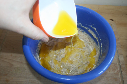 26 - Geschmolzene Butter addieren / Add molten butter