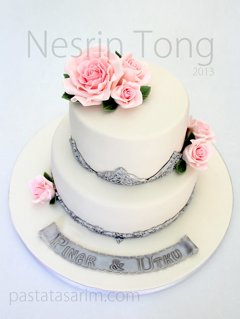 pink roses weding cake