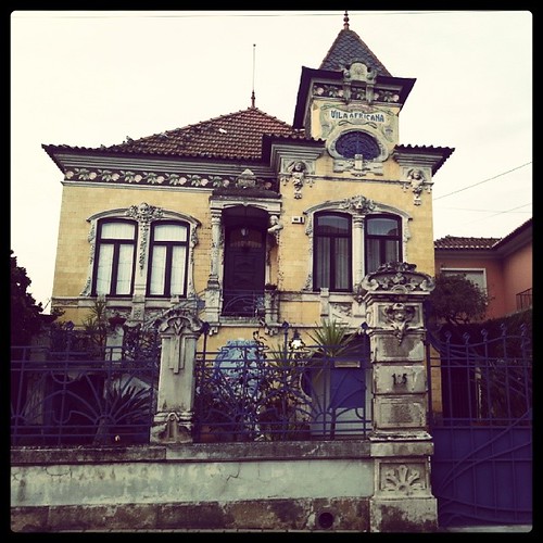 011/14 - Vila Africana. De Aveiro para Ílhavo na 109 existem uma data destas casas. by Gonçalo Matias