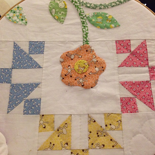 Cold, rainy weather. Perfect for hand #quilting my Old Fashioned Charm #repro #quilt while watching tellie.