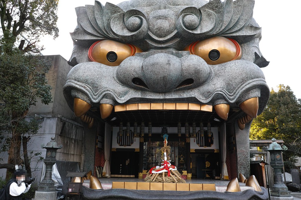 大阪が誇るB級スポット！インパクト重視の珍建築『難波八阪神社』