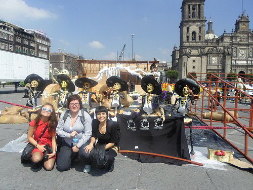 Y todAs lAs demÁs en el Zócalo. Preparación Día de Muertos. México D.F. by aliasangelita