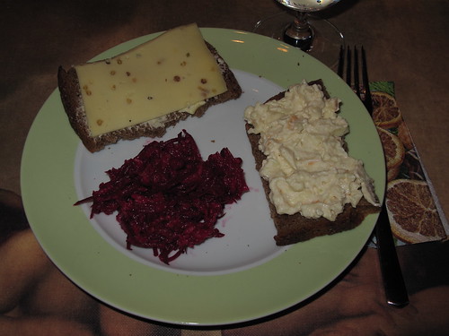 Rote Beete Salat zu dunklem Brot mit Obatzter und Käse | Gourmandise