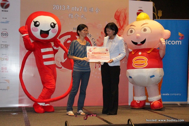 Prize Presentation to the winner of Mascot Designing Contest , Ms Phoon Soh Meng