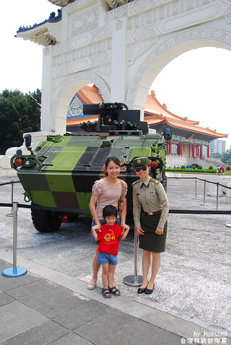 雲豹裝甲車與女軍官
