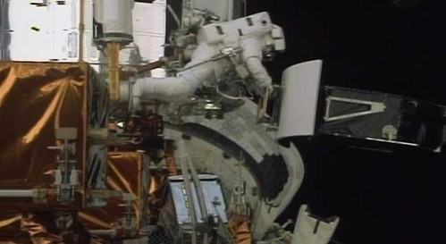 Astronauts removing WFPC2