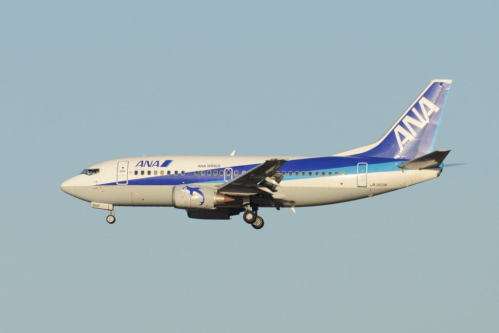ANA 737-500 JA303K