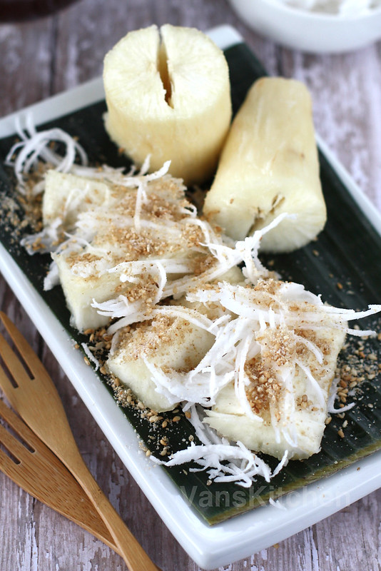 Steamed cassava (tapioca roots) with sesame condiment (Khoai mì hấp)