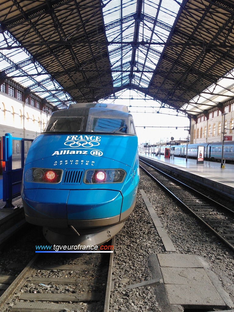 Motrice paire de la rame TGV 65 rappelant qu'Allianz est l'assureur officiel de l'équipe de France olympique