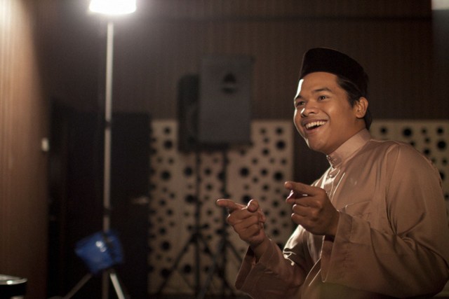 Aizat in his baju Melayu for the PETRONAS Tanahair music video